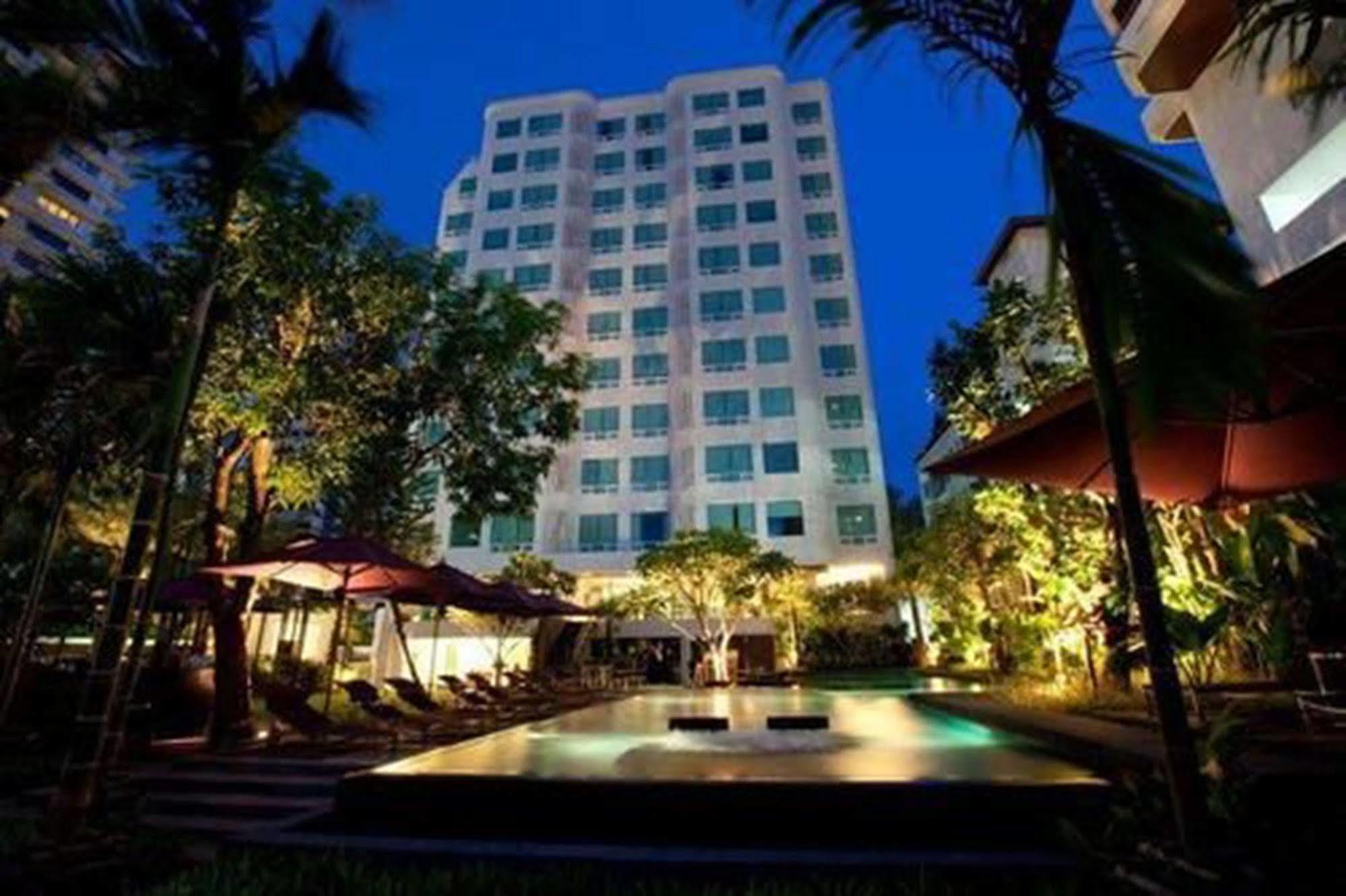 Aspira 12Th Avenue Asoke Sukhumvit Hotel Bangkok Exterior photo